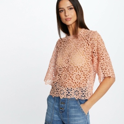 Blusa rosa de crochet floral com calções de ganga azuis