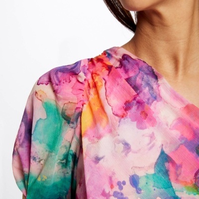 Blusa feminina colorida com padrão abstracto e decote em V