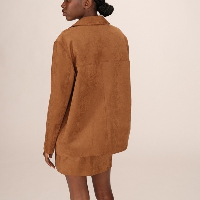 Blazer feminino castanho camurça com gola e corte oversized