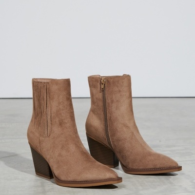 Botas femininas castanhas de camurça com salto grosso e fecho lateral