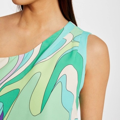Top de mulher sem mangas com padrão abstrato em cores pastel