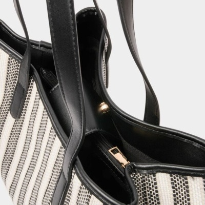 Mala tote em tecido riscado preto e branco com alças em pele preta