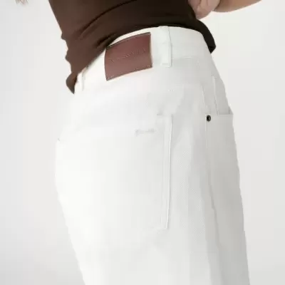 Calças de brim brancas com etiqueta castanha GRACE & MILA e top castanho