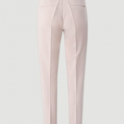 Calças rosas claro com cós preto e bolsos traseiros