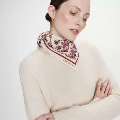 Lenço floral vinho e creme usado ao pescoço