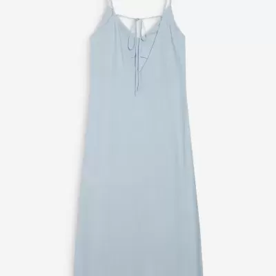 Vestido azul claro com alças finas e laço no decote