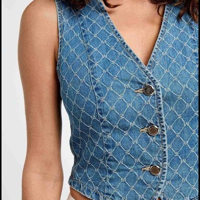 Colete feminino de ganga azul com padrão geométrico e botões metálicos