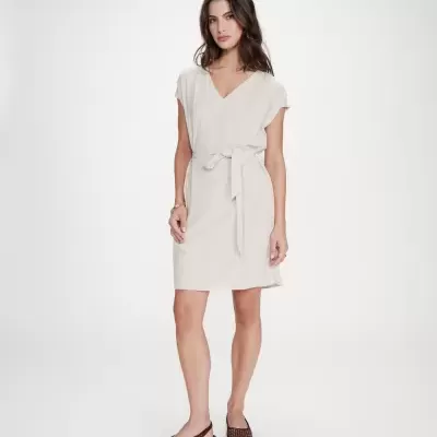 Vestido curto bege claro com faixa e decote em V