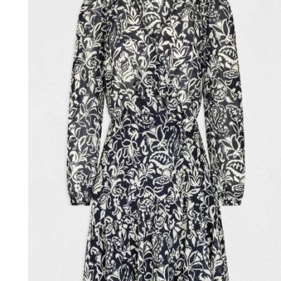 Vestido curto floral branco e preto com mangas compridas e cintura marcada