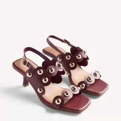 Sandálias femininas castanhas com bolinhas metálicas douradas e salto médio