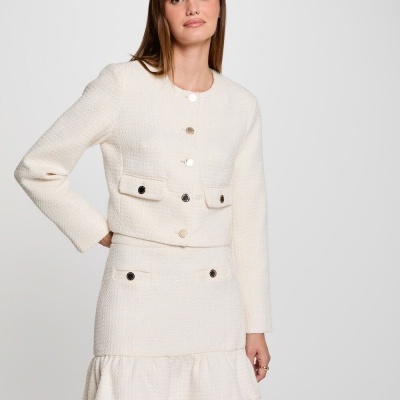 Conjunto feminino branco com casaco e saia texturizados e botões