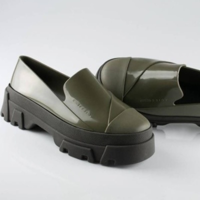 Sapatos mocassim verde-oliva com sola preta tratorada
