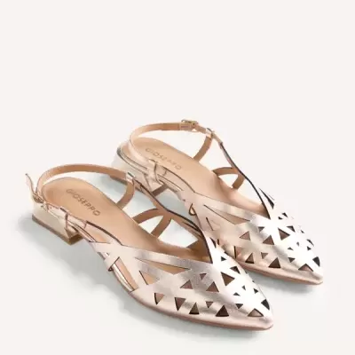 Sandálias rasas douradas com recortes triangulares e fecho ajustável, marca GIOSEPPO visível na palmilha