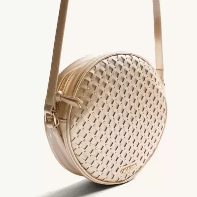 Mala redonda feminina dourada com padrão entrelaçado e alça fina