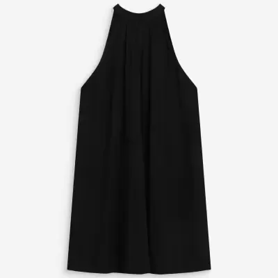 Vestido preto sem mangas com gola alta e pregas