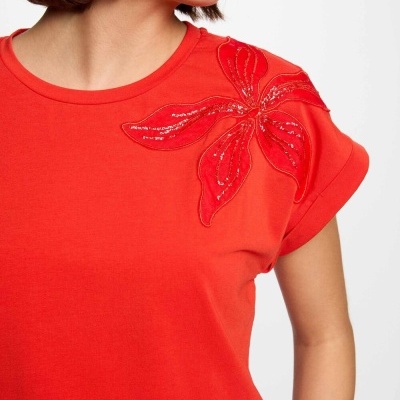 T-shirt vermelha feminina com bordado floral e lantejoulas no ombro esquerdo