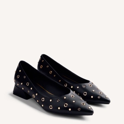 Sapatos pretos decorados com ilhós dourados