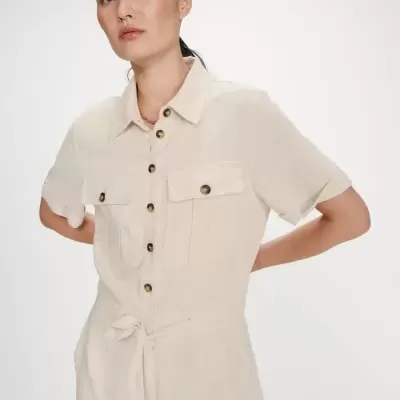 Vestido camisa bege claro com botões e bolsos frontais