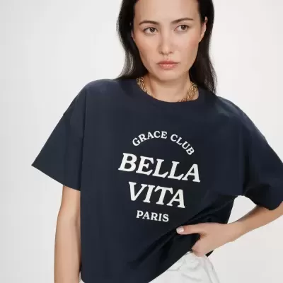 T-shirt feminina azul escura com texto branco GRACE CLUB BELLA VITA PARIS