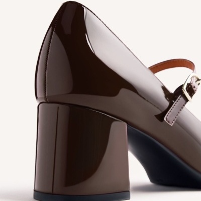 Sapato de salto quadrado castanho em verniz com tira e fivela