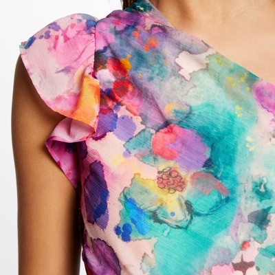top feminino colorido com padrão floral abstrato e manga franzida
