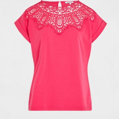 T-shirt rosa com detalhe em renda na gola