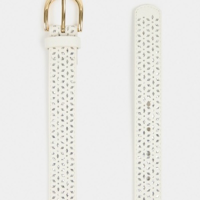 Cinto branco com padrão perfurado e fivela dourada