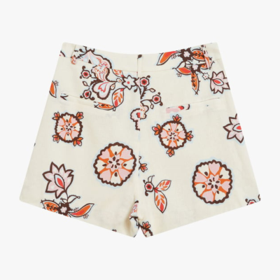 Calções curtos com padrão floral em tons laranja, rosa e castanho sobre fundo creme