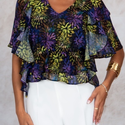 Blusa feminina floral de tecido leve com mangas largas e calças brancas