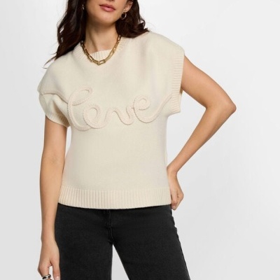 mulher a usar camisola creme sem mangas com palavra love bordada em relevo