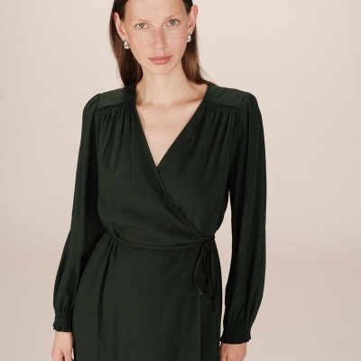 Vestido preto de manga comprida com cinto fino e gola em V.