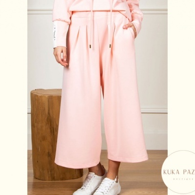 Calças largas rosa com cordão na cintura e sapatilhas brancas