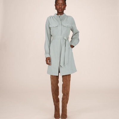 Vestido cinza claro com cinto e botas castanhas altas