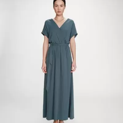 Vestido comprido azul esverdeado com manga curta e faixa na cintura.