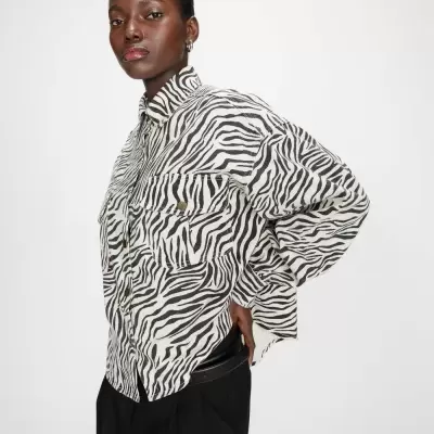 Camisa de manga comprida com padrão de riscas preto e branco tipo zebra