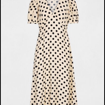 Vestido creme com bolinhas pretas, decote em V e mangas curtas bufantes