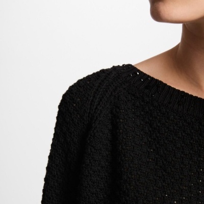Camisola preta de malha grossa com decote redondo