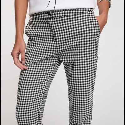 Calças compridas xadrez preto e branco com bolsos laterais