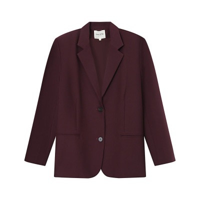 Blazer feminino vinho com dois botões e lapelas sobre fundo branco
