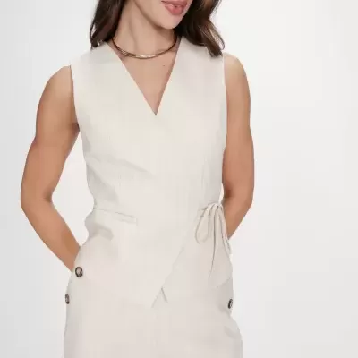 Colete feminino bege claro sem mangas com laço lateral e calças bege claras com botões nas laterais