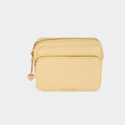 Bolsa pequena amarelo claro com fechos dourados e pendente de coração