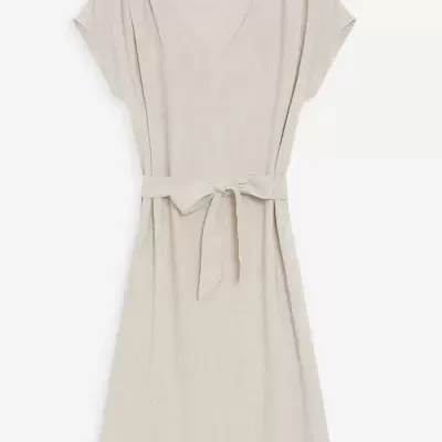 Vestido curto bege claro com cinto e gola em V