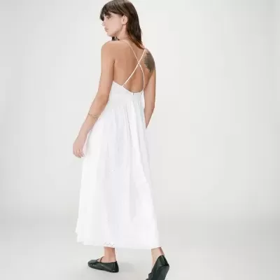 Vestido branco comprido com alças cruzadas e sapatilhas pretas
