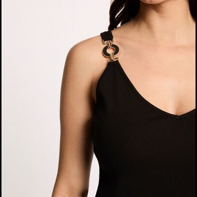 Top feminino preto com alças finas e argolas douradas