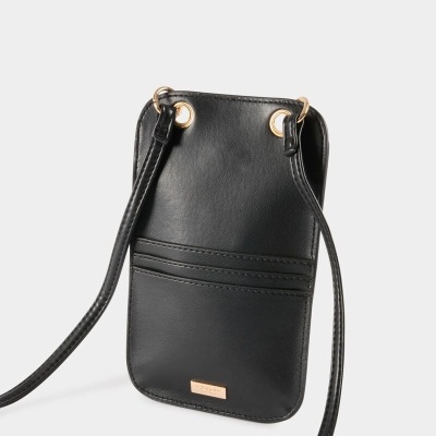 Bolsa pequena preta com alça e detalhes metálicos dourados