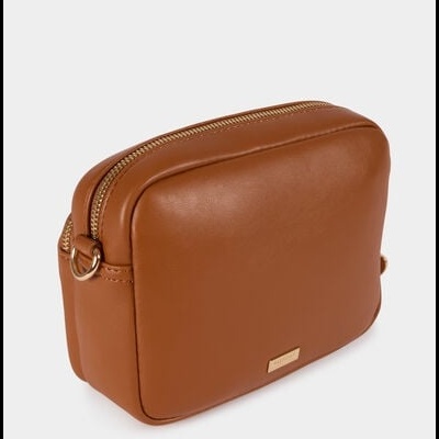 Bolsa castanha tipo carteiro com fecho dourado