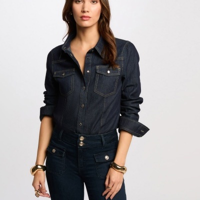 Mulher com camisa de ganga azul escura e calças de ganga azul escura, fundo branco