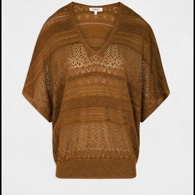 Camisola castanha de malha com padrão texturado e decote em V