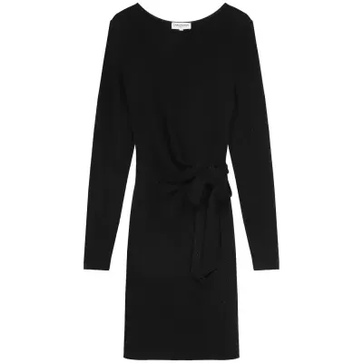 Vestido preto comprido com laço e mangas compridas.