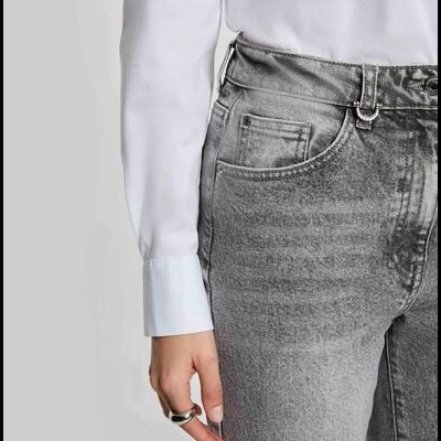 Camisa branca de manga comprida e calça jeans cinza até a cintura